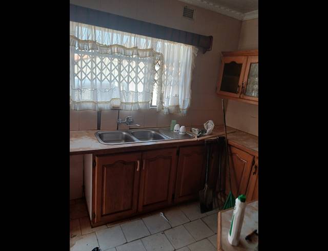 6 BEDROOM HOUSE FOR SALE IN MADADENI B